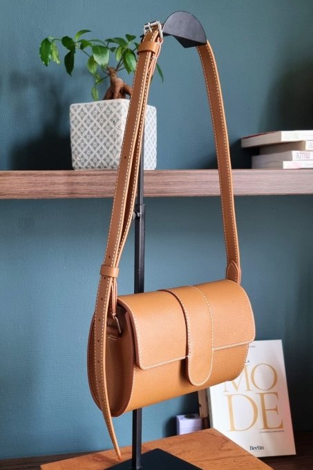sac_baguette_et_bandouliere_cuir_camel_printemps_88_1