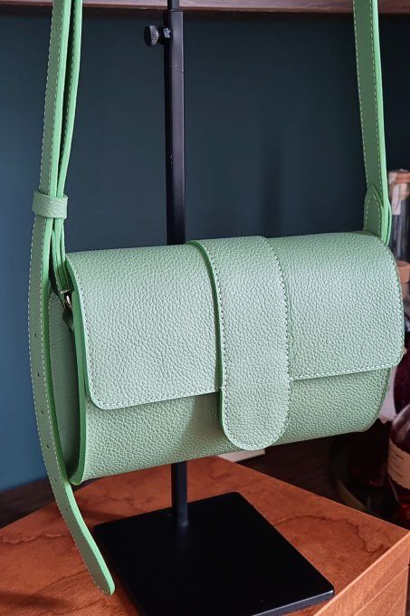 sac_baguette_et_bandouliere_cuir_vert_tilleul_printemps_88